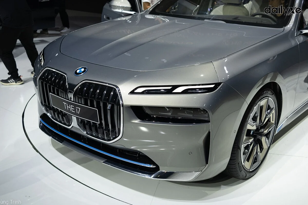 ngoai-that-bmw-i7-07-321215j